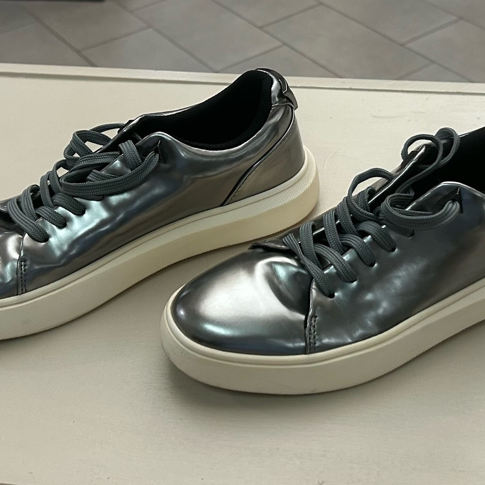 Guess Metallic Silver Sneakers 8M
Very nice! Unisex